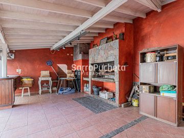 Venta casa 5 ambientes con garaje, quincho y piscina en Haedo.