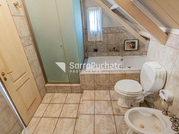 Venta casa 5 ambientes con garaje, quincho y piscina en Haedo.
