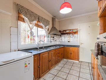 Venta casa 5 ambientes con garaje, quincho y piscina en Haedo.
