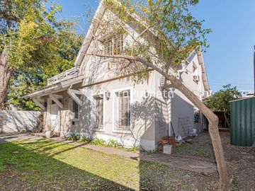 Venta casa 5 ambientes con garaje, quincho y piscina en Haedo.