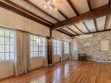 Venta casa 5 ambientes con garaje, quincho y piscina en Haedo.