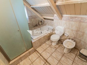 Venta casa 5 ambientes con garaje, quincho y piscina en Haedo.