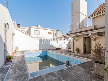 Venta casa 5 ambientes con garaje, quincho y piscina en Haedo.