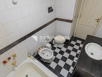 Venta casa 5 ambientes con garaje, quincho y piscina en Haedo.