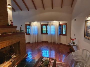 Espectacular casa en Granja de Funes!!5 dorm, 3 baños Cochera doble Pileta!!!!!!