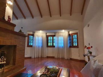 Espectacular casa en Granja de Funes!!5 dorm, 3 baños Cochera doble Pileta!!!!!!