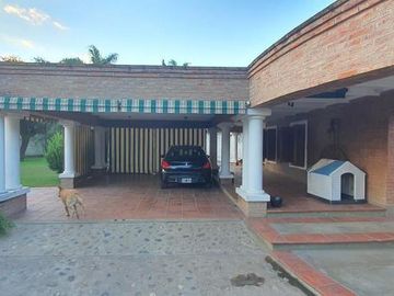 Espectacular casa en Granja de Funes!!5 dorm, 3 baños Cochera doble Pileta!!!!!!