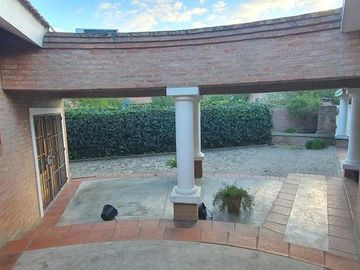 Espectacular casa en Granja de Funes!!5 dorm, 3 baños Cochera doble Pileta!!!!!!