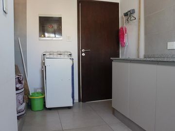 AV FUERZA AEREA 4200 MIRAFLORES - VENTA CASA 3 DORMITORIOS   PISCINA   PARQUE EN FUNES