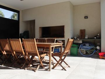 AV FUERZA AEREA 4200 MIRAFLORES - VENTA CASA 3 DORMITORIOS   PISCINA   PARQUE EN FUNES