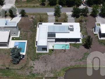VENA CASA DE 3 DORMITORIOS EN MIRALAGOS