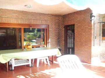 IMPORTANTE CHALET CUATRO AMBIENTES! RESIDENCIAL EXCLUSIVO!