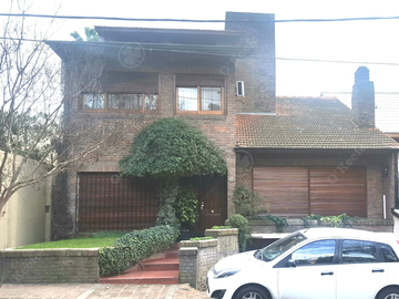 IMPORTANTE CHALET CUATRO AMBIENTES! RESIDENCIAL EXCLUSIVO!