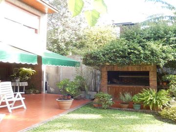 IMPORTANTE CHALET CUATRO AMBIENTES! RESIDENCIAL EXCLUSIVO!