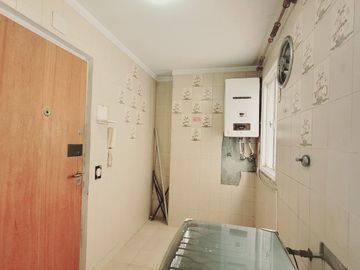 3 ambientes - Torre - Cerca de facultades. En venta!