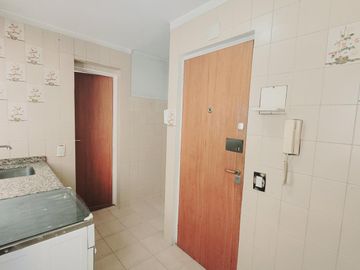 3 ambientes - Torre - Cerca de facultades. En venta!