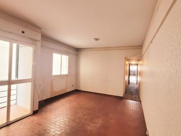 3 ambientes - Torre - Cerca de facultades. En venta!