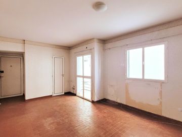 3 ambientes - Torre - Cerca de facultades. En venta!