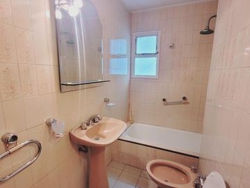 3 ambientes - Torre - Cerca de facultades. En venta!