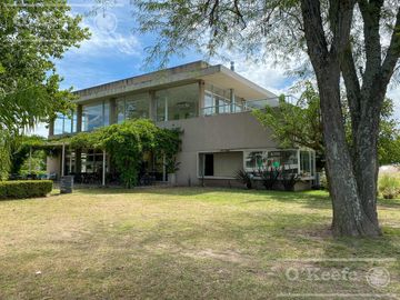 Casa de estilo moderno en venta con cuatro dormitorios en Fincas de Hudson