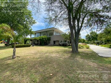 Casa de estilo moderno en venta con cuatro dormitorios en Fincas de Hudson