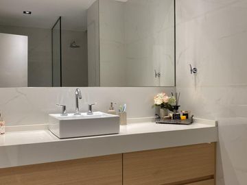 Venta/Permuta Departamento Tres Dormitorios Suite Cochera. Centro