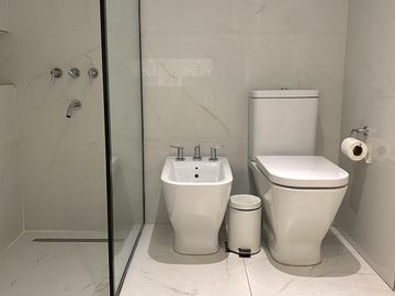 Venta/Permuta Departamento Tres Dormitorios Suite Cochera. Centro
