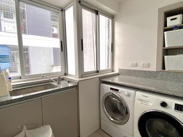 Venta/Permuta Departamento Tres Dormitorios Suite Cochera. Centro