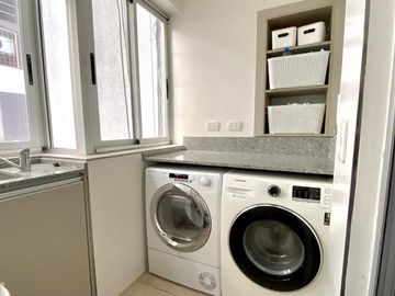 Venta/Permuta Departamento Tres Dormitorios Suite Cochera. Centro