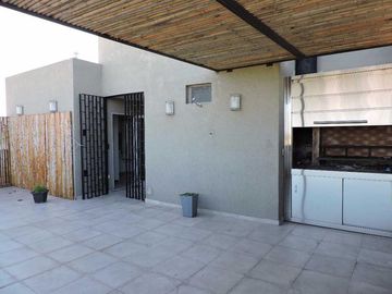 Dpto en venta de tres plantas, tres dormitorios y terraza propia con parrilla en Berazategui Centro