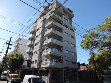 Dpto en venta de tres plantas, tres dormitorios y terraza propia con parrilla en Berazategui Centro