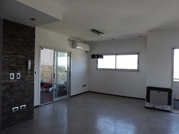 Dpto en venta de tres plantas, tres dormitorios y terraza propia con parrilla en Berazategui Centro