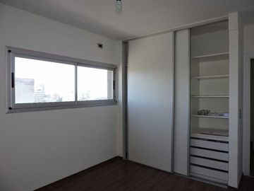 Dpto en venta de tres plantas, tres dormitorios y terraza propia con parrilla en Berazategui Centro