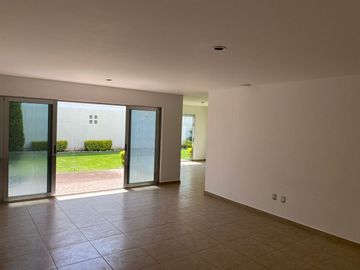 Linda Residencia en Valle de Juriquilla, Roof Garden, Gran Jardín, Cochera..