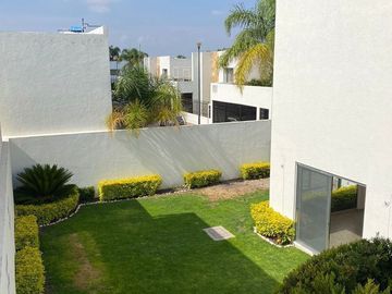 Linda Residencia en Valle de Juriquilla, Roof Garden, Gran Jardín, Cochera..