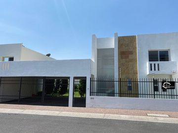 Linda Residencia en Valle de Juriquilla, Roof Garden, Gran Jardín, Cochera..