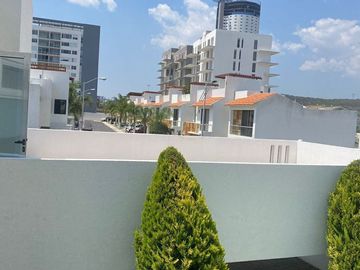 Linda Residencia en Valle de Juriquilla, Roof Garden, Gran Jardín, Cochera..