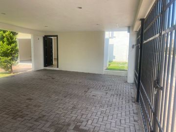 Linda Residencia en Valle de Juriquilla, Roof Garden, Gran Jardín, Cochera..