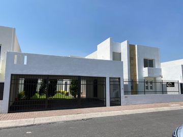 Linda Residencia en Valle de Juriquilla, Roof Garden, Gran Jardín, Cochera..