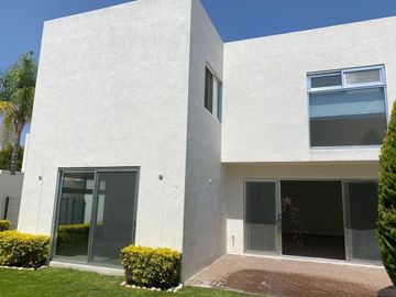 Linda Residencia en Valle de Juriquilla, Roof Garden, Gran Jardín, Cochera..