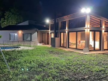 Casaquinta - barrio El Trébol Ezeiza - 4 dormitorios - 1000 M2 lote y 250 cubiertos