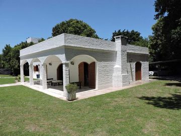 Impecable  Quinta En venta estilo colonial con gran piscina sobre lote de 2200 m2 No Alquiler