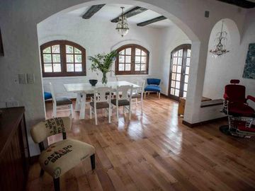 Impecable  Quinta En venta estilo colonial con gran piscina sobre lote de 2200 m2 No Alquiler