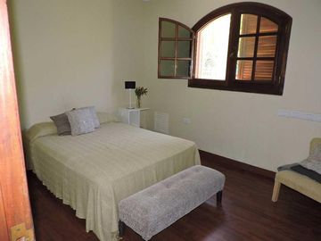 Impecable  Quinta En venta estilo colonial con gran piscina sobre lote de 2200 m2 No Alquiler