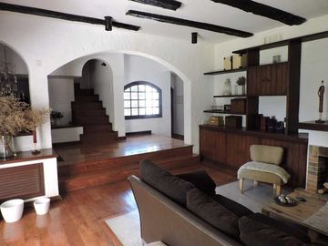 Impecable  Quinta En venta estilo colonial con gran piscina sobre lote de 2200 m2 No Alquiler