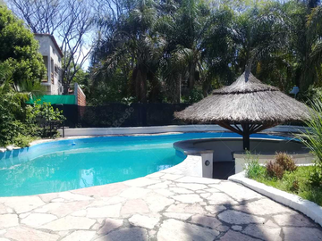 Impecable  Quinta En venta estilo colonial con gran piscina sobre lote de 2200 m2 No Alquiler