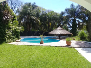Impecable  Quinta En venta estilo colonial con gran piscina sobre lote de 2200 m2 No Alquiler