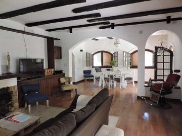 Impecable  Quinta En venta estilo colonial con gran piscina sobre lote de 2200 m2 No Alquiler