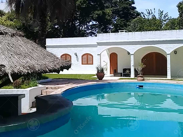 Impecable  Quinta En venta estilo colonial con gran piscina sobre lote de 2200 m2 No Alquiler