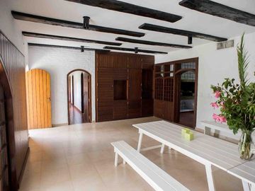Impecable  Quinta En venta estilo colonial con gran piscina sobre lote de 2200 m2 No Alquiler